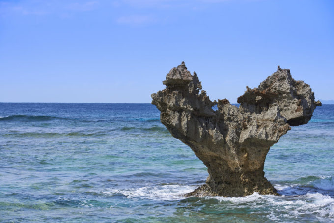 古宇利島のティーヌ浜にあるハート型の岩（ハートロック）