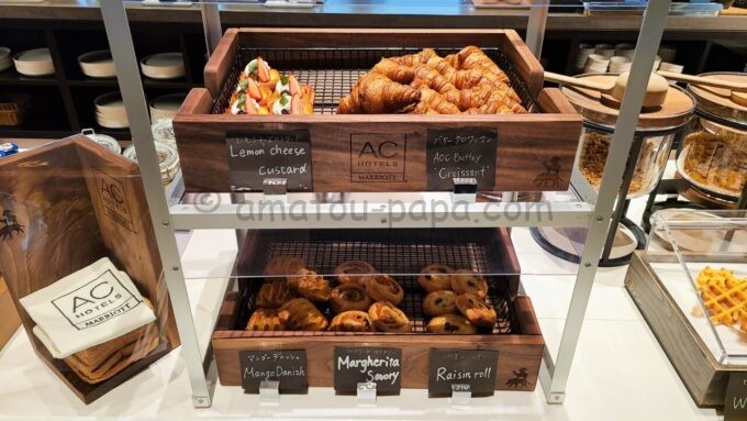 ACホテル・バイ・マリオット東京銀座 ACキッチンの朝食「バタークロワッサンなどのパン」