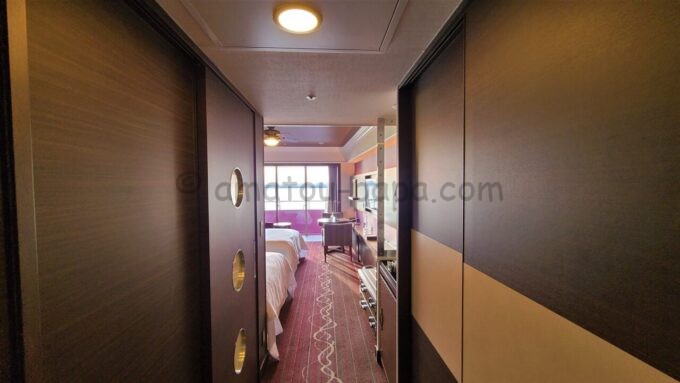 シェラトン・グランデ・トーキョーベイ・ホテルのシェラトンクラブルームのハスルームとクローゼットのドア