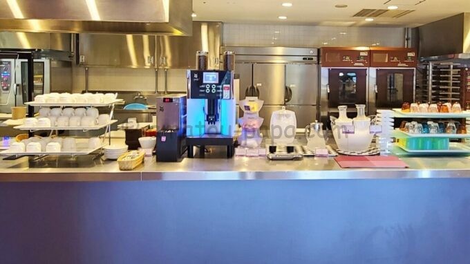 東京ディズニーセレブレーションホテル ウィッシュの朝食「コーヒーメーカー、紅茶、氷、水、スムージー、飲むヨーグルト」