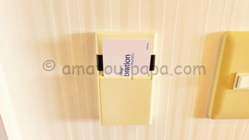 東京ディズニーセレブレーションホテル ウイッシュのスーペリアルームのカードキースイッチにカードキーを挿入