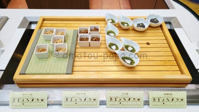 グランドニッコー東京ベイ 舞浜の朝食「切り干し大根、白滝の炒り煮、メカブ酢、黒胡麻豆腐」