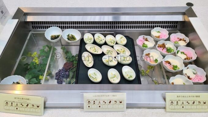 グランドニッコー東京ベイ 舞浜の朝食「ほうれん草のお浸し、いかのわさびマヨネーズ和え、魚そうめんとネバネバ野菜」