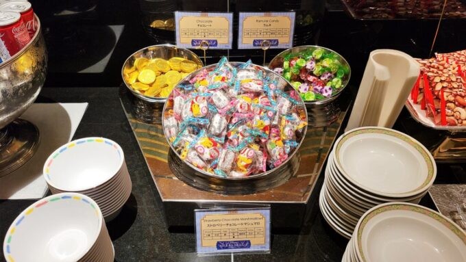 ディズニーアンバサダーホテル「アンバサダーラウンジ」でカクテルタイムに提供されるチョコレート・ラムネ・ストロベリーチョコレートマシュマロ