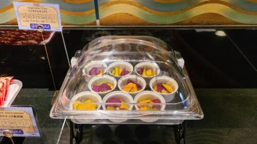 ディズニーアンバサダーホテル「アンバサダーラウンジ」でカクテルタイムに提供されるベジタブルチップス