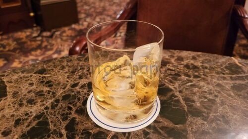 東京ディズニーランドホテルの専用ラウンジ「マーセリンサロン」でカクテルタイムに提供されるウイスキー（シーバス・リーガル 12年）