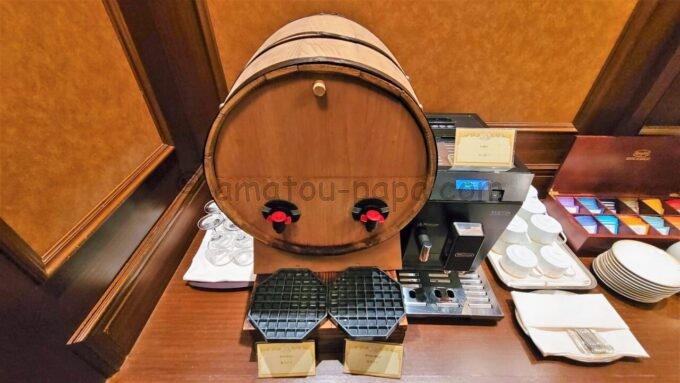 東京ディズニーランドホテルの専用ラウンジ「マーセリンサロン」のカクテルタイムに提供されるワイン樽