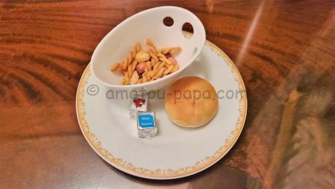 東京ディズニーランドホテルの専用ラウンジ「マーセリンサロン」でカクテルタイムに提供されるスナック（フライドパスタスナック ソルト、チーズ、ミックスナッツ、ツナパン）