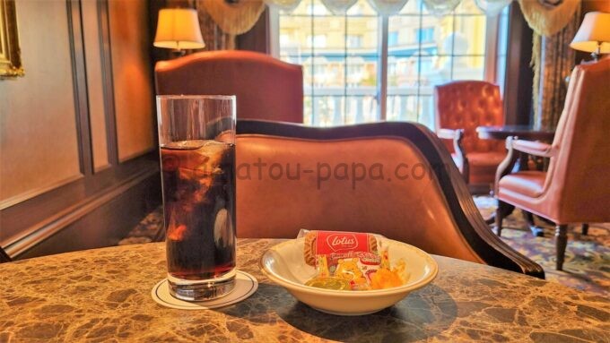 東京ディズニーランドホテルの専用ラウンジ「マーセリンサロン」で提供されるアイスコーヒーとスナック