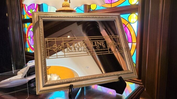 東京ディズニーランドホテルの専用ラウンジ「マーセリンサロン」の受付にある鏡
