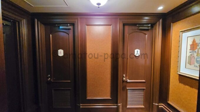 東京ディズニーランドホテルの専用ラウンジ「マーセリンサロン」のトイレ出入口