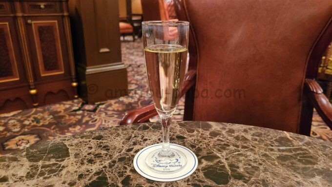 東京ディズニーランドホテルの専用ラウンジ「マーセリンサロン」でカクテルタイムに提供されるスパークリングワイン