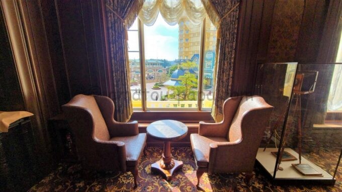 東京ディズニーランドホテルの専用ラウンジ「マーセリンサロン」の窓際席