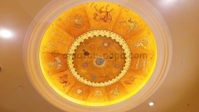 東京ディズニーシー・ホテルミラコスタの専用ラウンジ「サローネ・デッラミーコ」の天井に描かれた星座