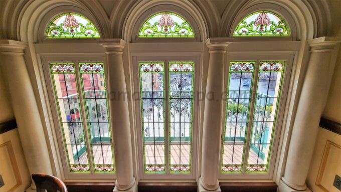 東京ディズニーシー・ホテルミラコスタの専用ラウンジ「サローネ・デッラミーコ」の窓（ステンドグラス）
