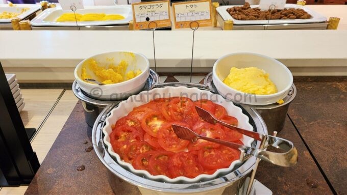 東京ディズニーセレブレーションホテル ディスカバーの朝食「タマゴサラダとトマト」