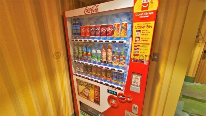 東京ディズニーセレブレーションホテル ディスカバーの自動販売機（コカ・コーラ）