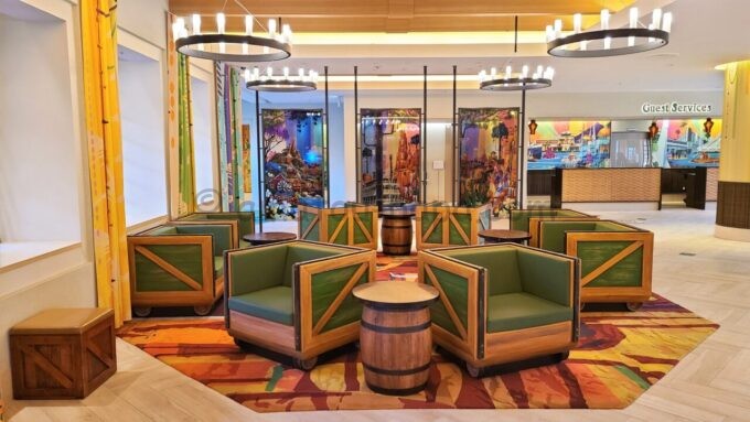 東京ディズニーセレブレーションホテル ディスカバーのロビーにあるビッグサンダー・マウンテンをイメージしたソファ
