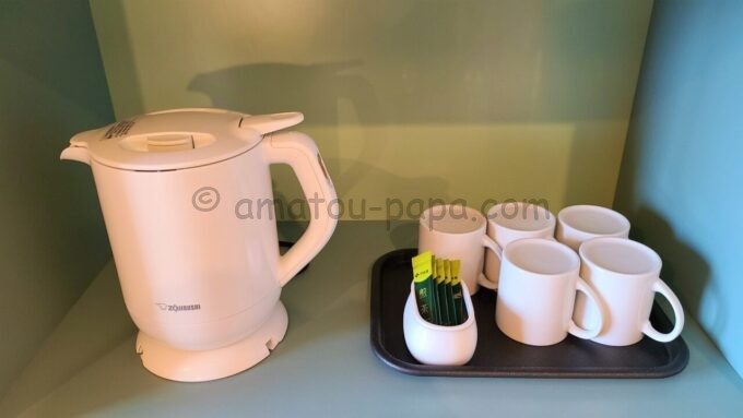 東京ディズニーセレブレーションホテル ディスカバーのクインテットルームの電気ケトルと煎茶とコップ