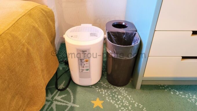 東京ディズニーセレブレーションホテル ディスカバーのクインテットルームの加湿器とゴミ箱