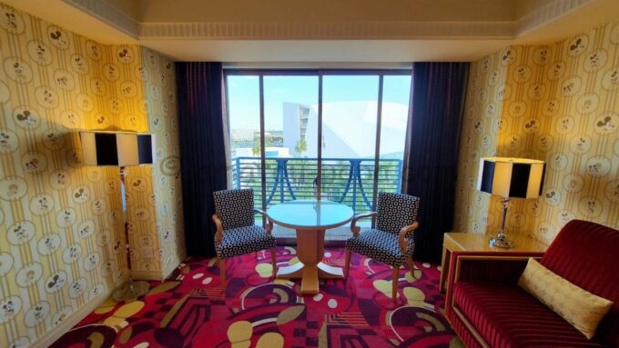 ディズニーアンバサダーホテル「ミッキーマウスルーム」に設置されているテーブルとイス