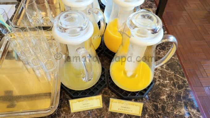 東京ディズニーランドホテルのドリーマーズ・ラウンジの朝食「アップルジュースとオレンジジュース」