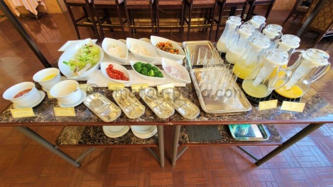 東京ディズニーランドホテルのドリーマーズ・ラウンジの朝食「サラダとドリンク」