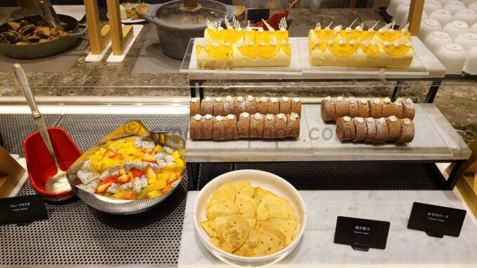 ヒルトン東京ベイ セレブリオラウンジのカクテルタイムに提供されるケーキと焼き菓子とフルーツサラダ