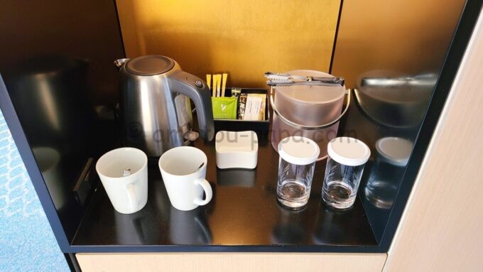 ヒルトン東京ベイのヒルトンルームの瞬間湯沸かし器とコップとグラスとコーヒー