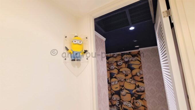 ホテルユニバーサル ポート「ミニオンルーム」のトイレに飾られているケビン