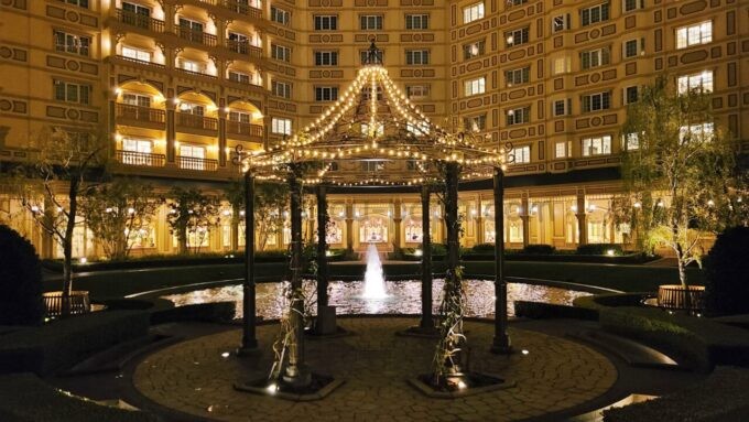東京ディズニーランドホテル宿泊者限定の庭園「シャーウッドガーデン」のガゼボと池と噴水のライトアップ（夜景）