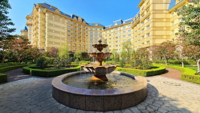 東京ディズニーランドホテル宿泊者限定の庭園「シャーウッドガーデン」の噴水