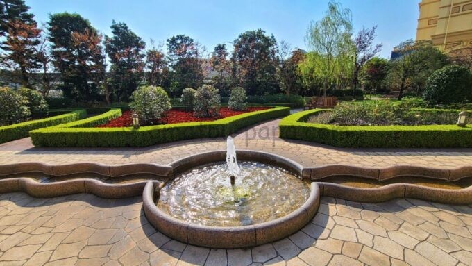 東京ディズニーランドホテル宿泊者限定の庭園「シャーウッドガーデン」の中央にある小さい噴水