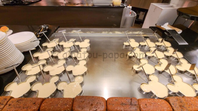 ディズニーアンバサダーホテルのシェフ・ミッキーの朝食「パンケーキ」を焼いているところ