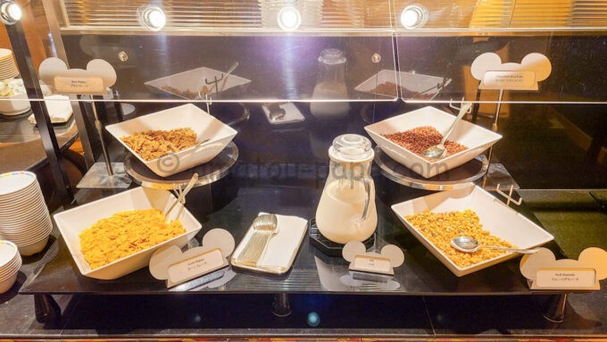 ディズニーアンバサダーホテルのシェフ・ミッキーの朝食「フレーク、シリアル、牛乳」