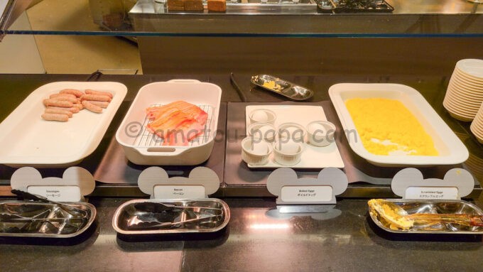 ディズニーアンバサダーホテルのシェフ・ミッキーの朝食「ソーセージ、ベーコン、ボイルドエッグ、スクランブルエッグ」