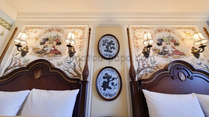 東京ディズニーランドホテル「バルコニーアルコーヴルーム」に飾られているミッキーマウスとミニーマウスの絵