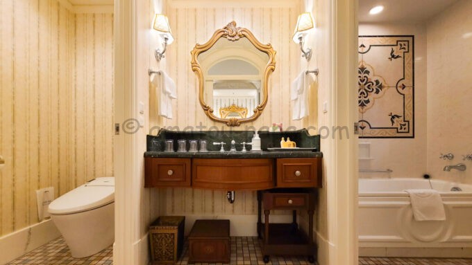 東京ディズニーランドホテル「バルコニーアルコーヴルーム」のトイレと洗面所と風呂
