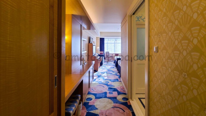 ディズニーアンバサダーホテル「キングダム ハーツ 20thアニバーサリースペシャルルーム」に入室した直後の雰囲気