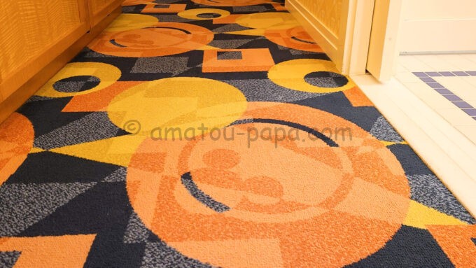 ディズニーアンバサダーホテル「キングダム ハーツ 20thアニバーサリースペシャルルーム」のカーペット