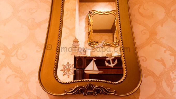 東京ディズニーシー・ホテルミラコスタ「ダッフィーのワンダフル・ヴォヤッジ スペシャルルーム」のミッキーとダッフィーの航海をイメージした装飾が施された鏡