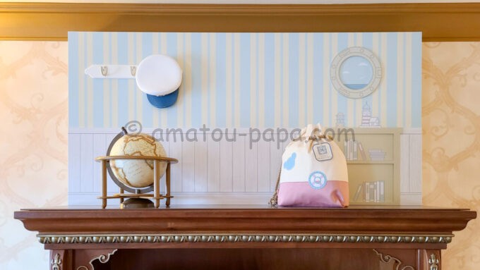 東京ディズニーシー・ホテルミラコスタ「ダッフィーのワンダフル・ヴォヤッジ スペシャルルーム」のテレビ台の上にある船室をイメージした装飾
