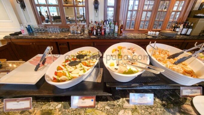 東京ディズニーシー・ホテルミラコスタのベッラヴィスタ・ラウンジの朝食「コールドミート、カプレーゼ、シーフードとタマゴのライスサラダ、チキンと根菜のサラダ」