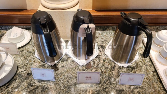 東京ディズニーシー・ホテルミラコスタの専用ラウンジ「サローネ・デッラミーコ」で提供される紅茶、カフェラテ、コーヒー