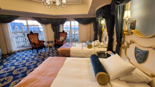 東京ディズニーランドホテル「コンシェルジュ ディズニーシンデレラルーム」のベッドルームのベッドと眺め