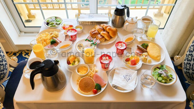 東京ディズニーランドホテル「コンシェルジュ ディズニーシンデレラルーム」での朝食ルームサービス