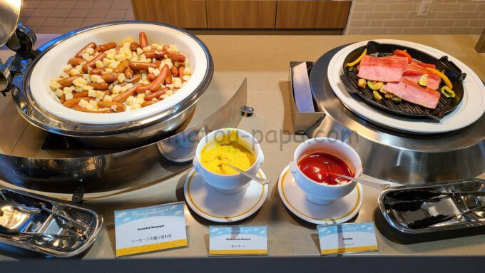 東京ディズニーリゾート・トイ・ストーリーホテルのロッツォ・ガーデンカフェの朝食「ソーセージの盛り合わせ、ベーコンと彩り野菜」