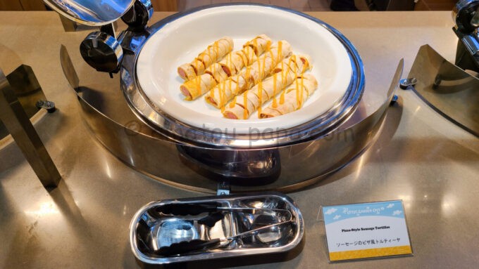 東京ディズニーリゾート・トイ・ストーリーホテルのロッツォ・ガーデンカフェの朝食「ソーセージのピザ風トルティーヤ」