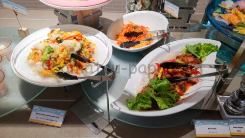 東京ディズニーリゾート・トイ・ストーリーホテルのロッツォ・ガーデンカフェの朝食「スモークサーモンと彩り野菜のサラダ、ラタトゥイュ、ストロベリー キャロットサラダ」