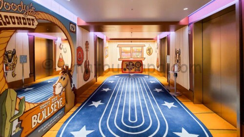 東京ディズニーリゾート・トイ・ストーリーホテルのウッディがテーマのエレベーターホール